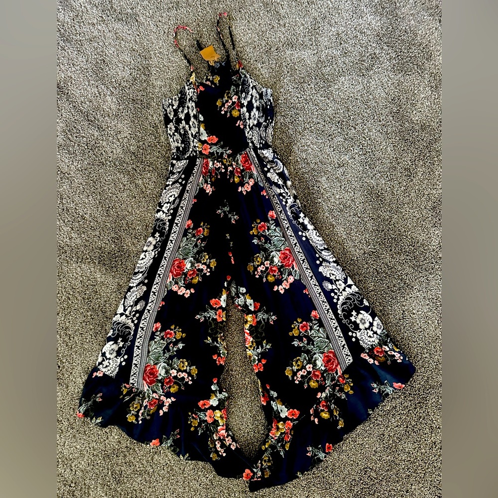 Adorable romper, flowered pattern, very flattering and comfortable!
